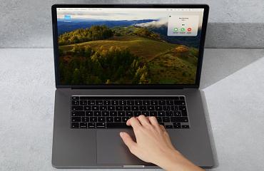 Laptop op grijze ondergrond en arm. 