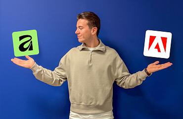 Man staat tegen een blauwe achtergrond met beide armen gespreid en houdt links het Affinity-logo en rechts het Adobe-logo, alsof hij tussen twee ontwerpsoftwarekeuzes afweegt.