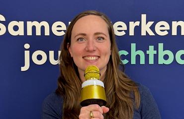 Vrouw met gouden microfoon voor blauwe achtergrond met tekst over samenwerken