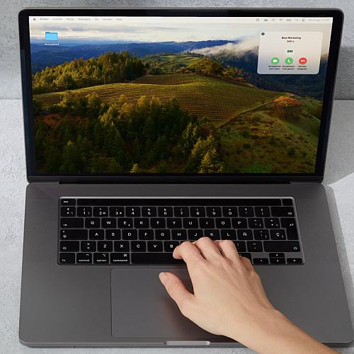 Laptop op grijze ondergrond en arm. 