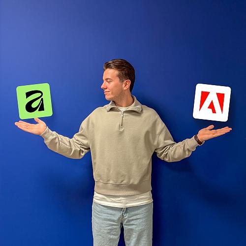 Man staat tegen een blauwe achtergrond met beide armen gespreid en houdt links het Affinity-logo en rechts het Adobe-logo, alsof hij tussen twee ontwerpsoftwarekeuzes afweegt.
