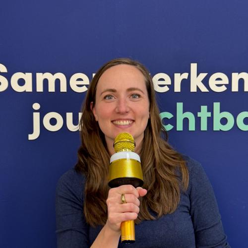 Vrouw met gouden microfoon voor blauwe achtergrond met tekst over samenwerken