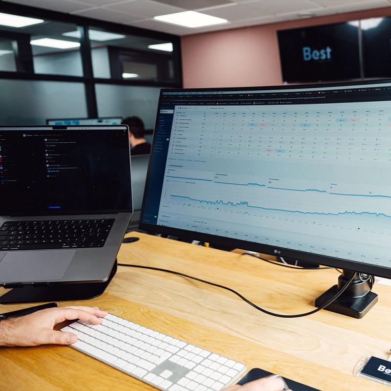 Werkplek met laptop en monitor waarop SEO- en website-analysegegevens worden bekeken.