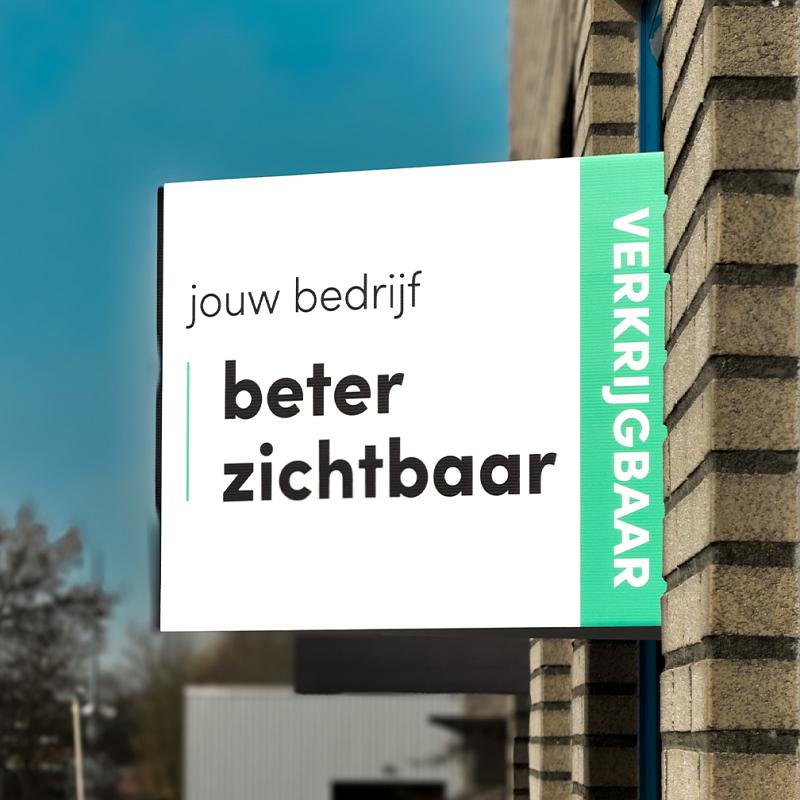 Uithangbord aan een gevel met de tekst “jouw bedrijf beter zichtbaar” en “verkrijgbaar”.